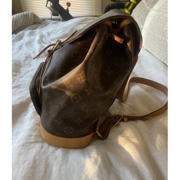 Wonderful LV Backpack - Picture 2 of 10